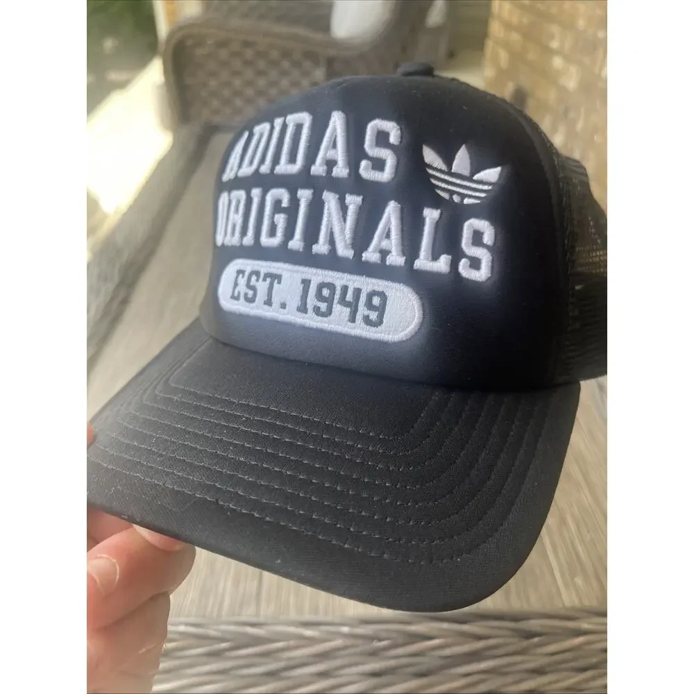 Mens Adidas Originals Snapback Cap Hat. Nice!!